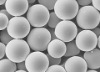 Application de microsphères de verre creuses dans la mousse synthétique.